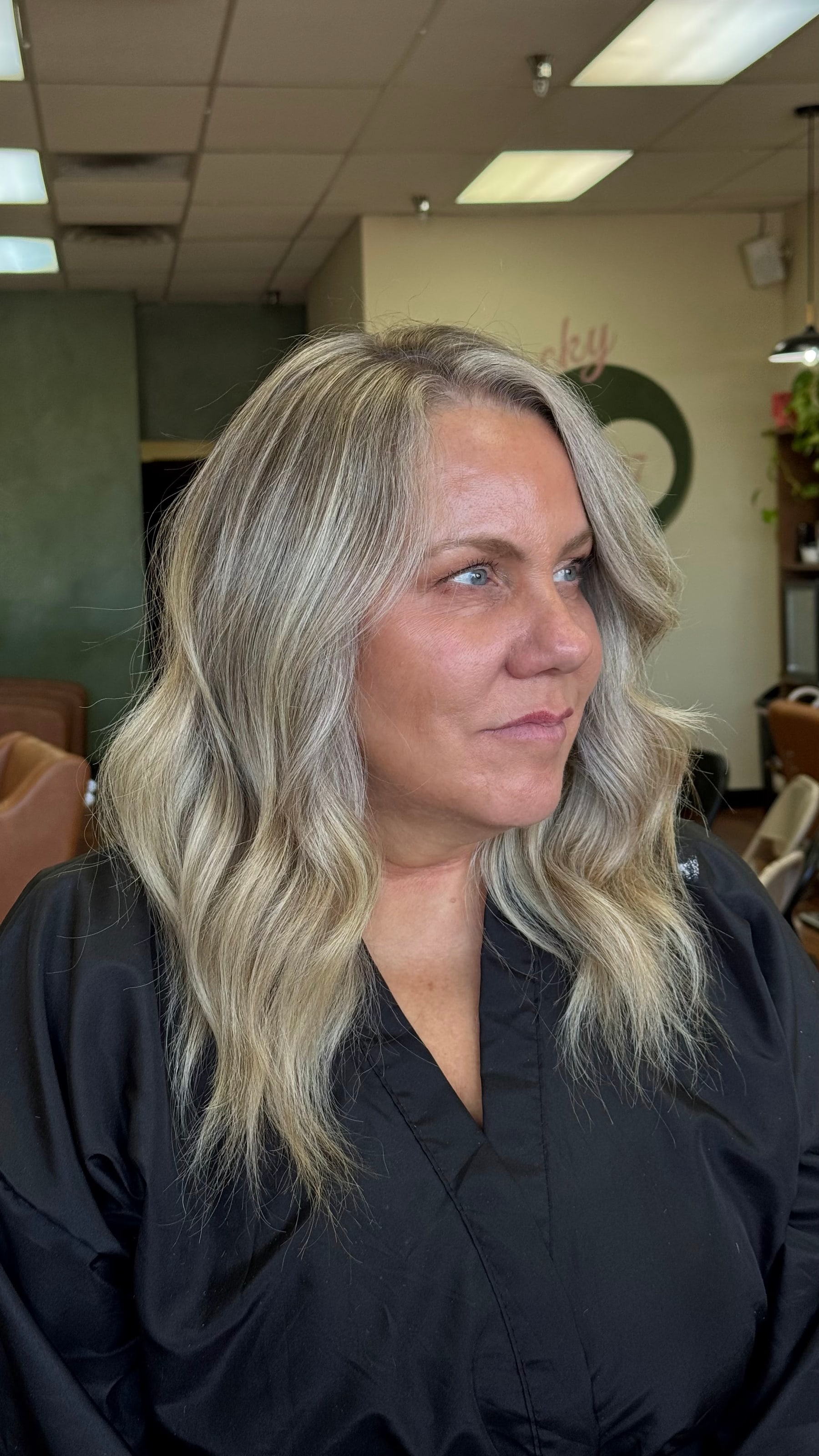 Cool dimensional blonde with a soft face frame by Sariah