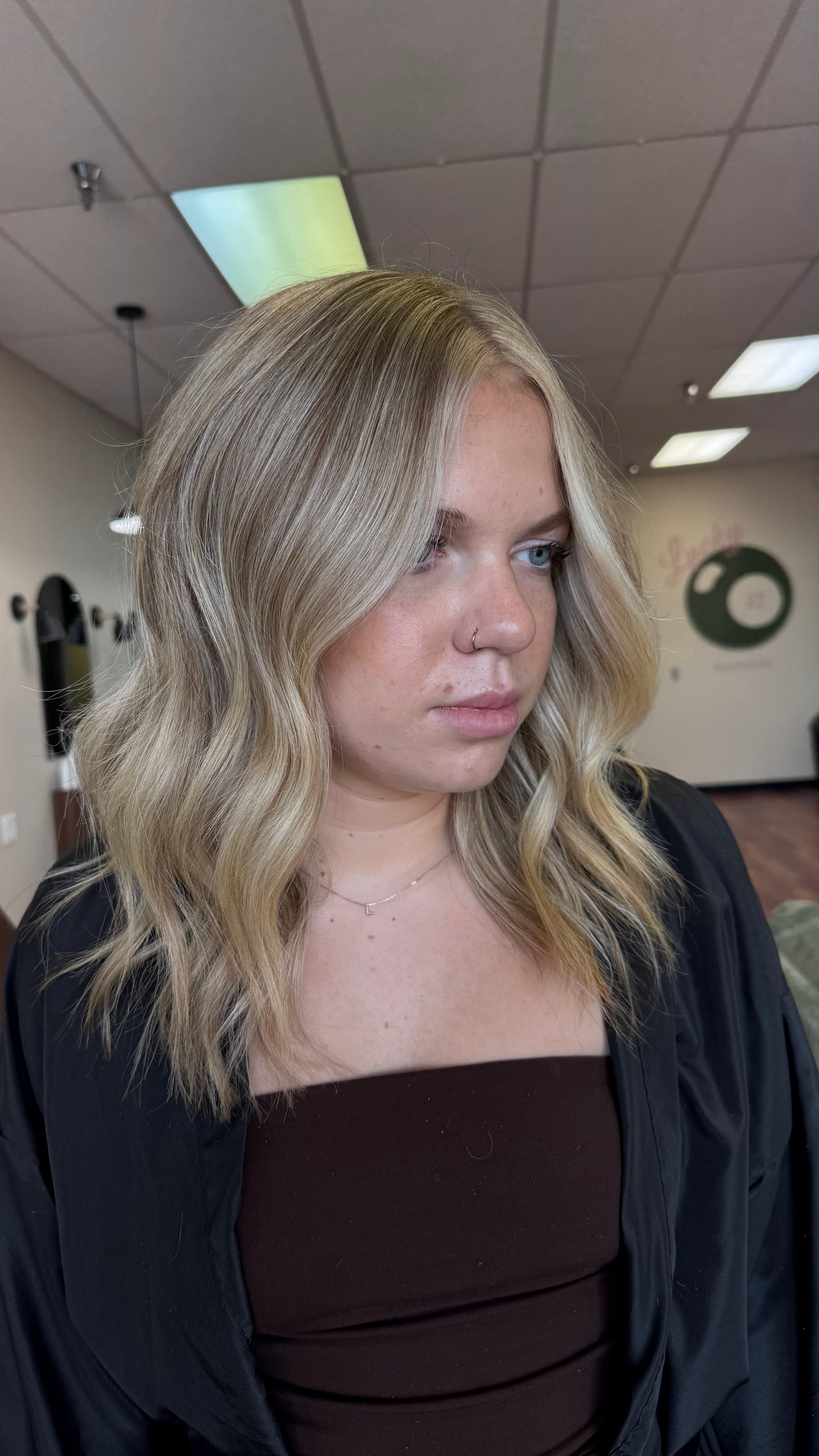 Soft blended blonde with bright face-framing pieces by Sariah